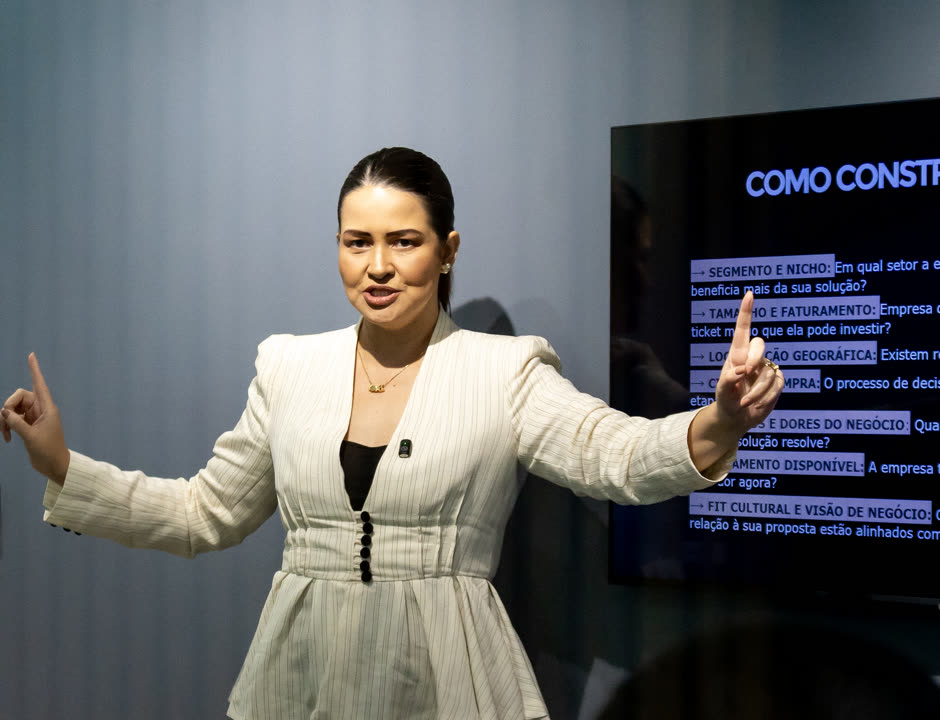 Karen Kiel conduzindo a imersão de Liderança e Gestão de Pessoas