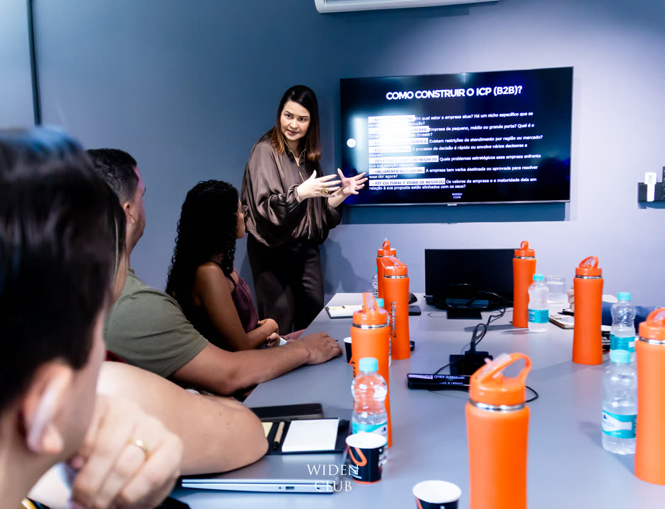 Karen Kiel apresentando para a turma