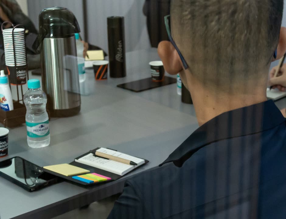 Grupo reduzido em volta da mesa