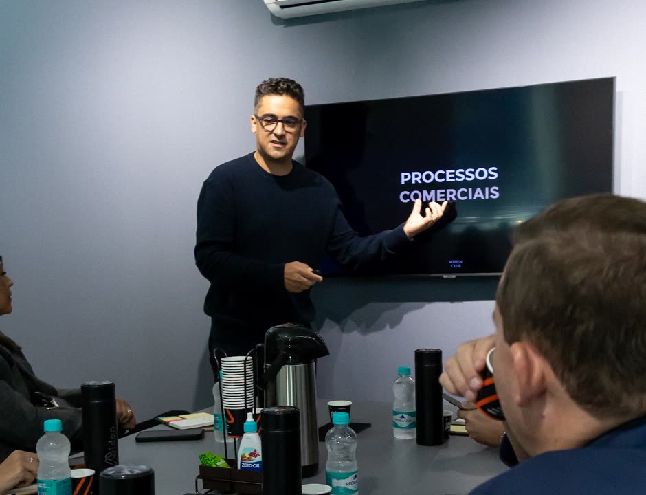 Turma acompanhando a apresentação