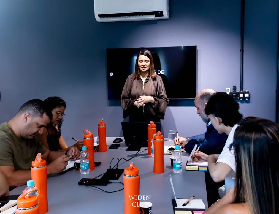 Turma acompanhando a apresentação da Karen Kiel