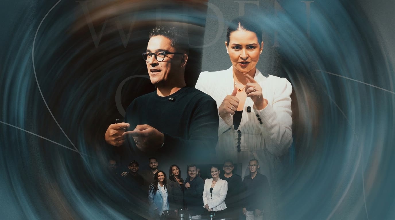 Nathan Sena e Karen Kiel, que conduzem as imersões da Widen Club, com uma turma ao fundo